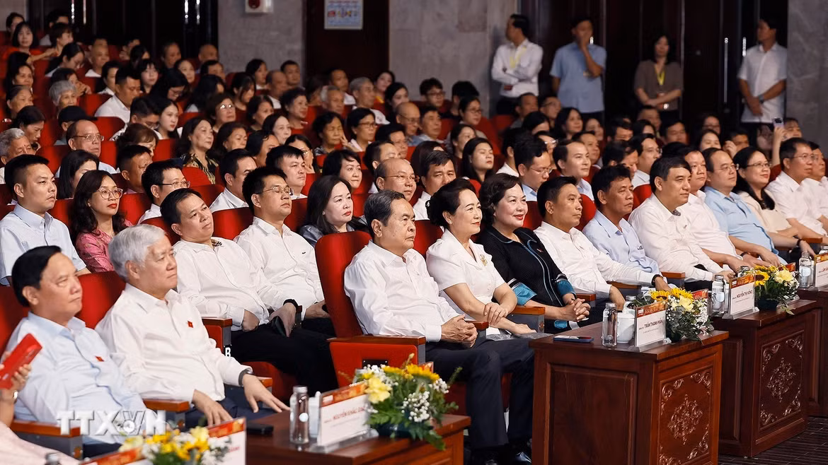 Chủ tịch Quốc hội Trần Thanh Mẫn và Phu nhân Nguyễn Thị Thanh Nga cùng đại biểu tham dự chương trình. (Ảnh: Doãn Tấn/TTXVN)