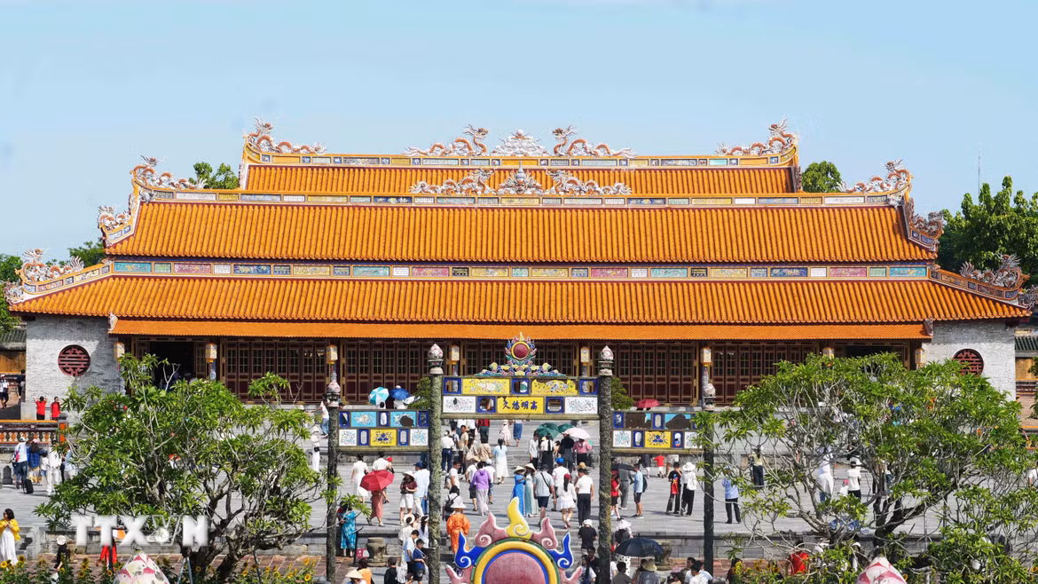 Mái điện Thái Hòa, Đại Nội Huế lợp ngói hoàng lưu ly, tượng trưng cho uy quyền và sự tôn nghiêm. (Ảnh: Nguyên Lý/TTXVN)