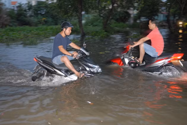 Chùm ảnh người dân TP.HCM "vật lộn" với triều cường ảnh 5