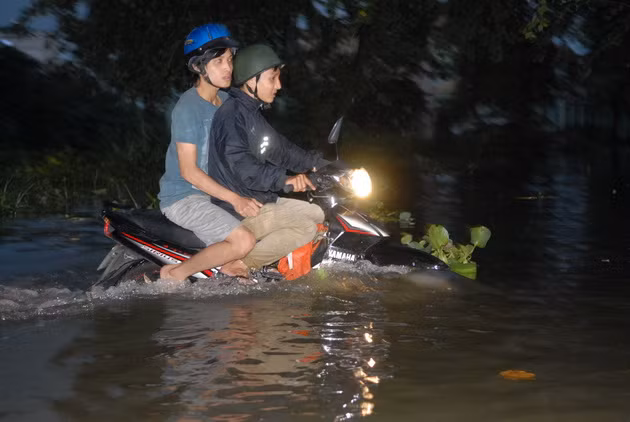 Chùm ảnh người dân TP.HCM "vật lộn" với triều cường ảnh 4