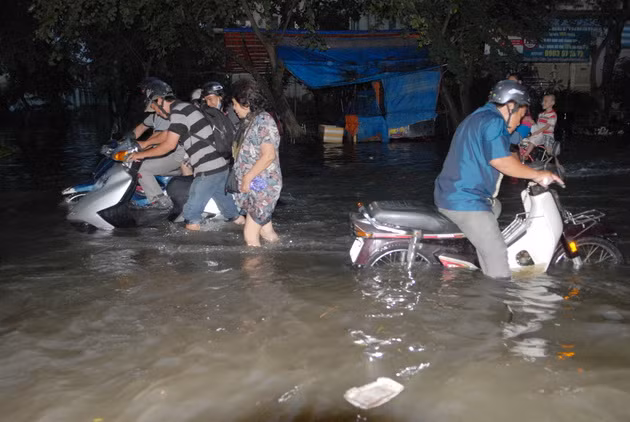 Chùm ảnh người dân TP.HCM "vật lộn" với triều cường ảnh 3