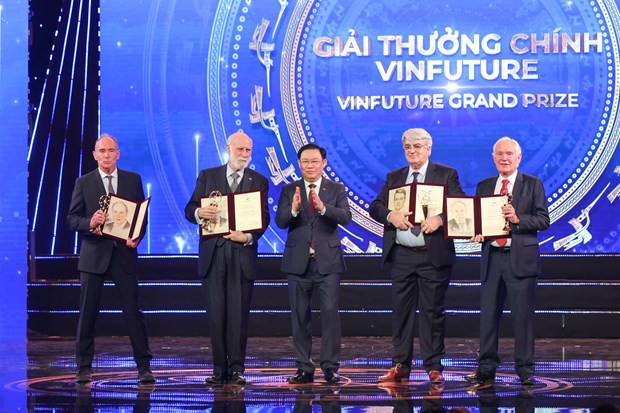 Các nhà khoa học đoạt giải thưởng cao nhất VinFuture 2022. (Ảnh: Minh Sơn/Vietnam+) 1.389 hồ sơ đề cử tham gia Giải thưởng VinFuture năm 2023 ảnh 1