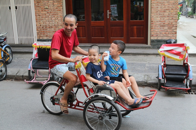 Trẻ em Hà Nội thích thú với dịch vụ cho thuê xích lô mini ảnh 5