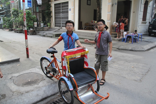 Trẻ em Hà Nội thích thú với dịch vụ cho thuê xích lô mini ảnh 6