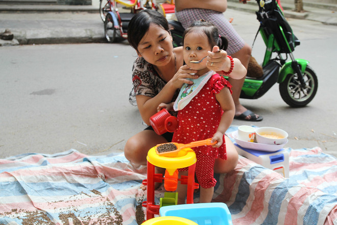 Trẻ em Hà Nội thích thú với dịch vụ cho thuê xích lô mini ảnh 8