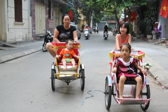 Trẻ em Hà Nội thích thú với dịch vụ cho thuê xích lô mini ảnh 2