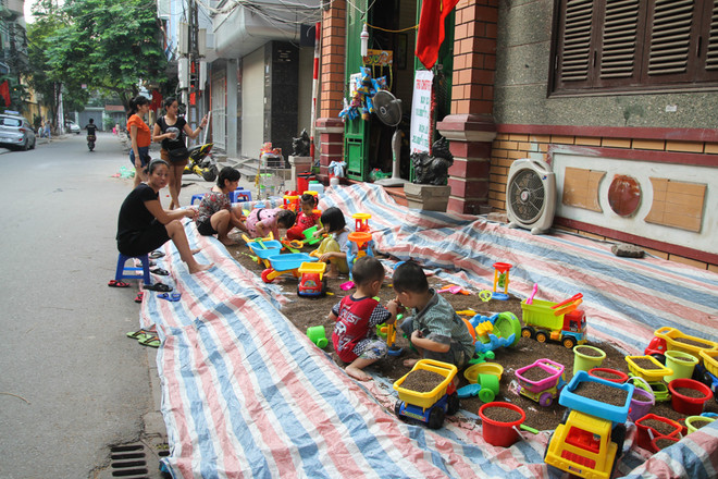 Trẻ em Hà Nội thích thú với dịch vụ cho thuê xích lô mini ảnh 7