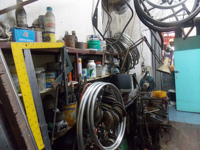 Người đàn ông khuyết tật 20 năm cần mẫn chế xe cho người cùng cảnh ngộ ảnh 2