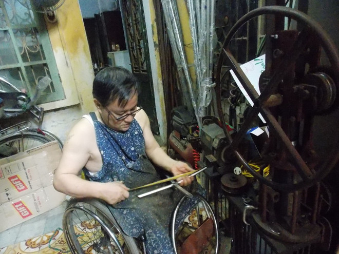 Người đàn ông khuyết tật 20 năm cần mẫn chế xe cho người cùng cảnh ngộ ảnh 1