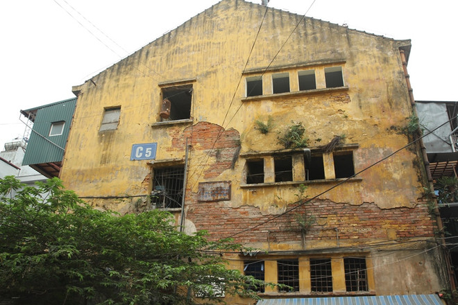 Khu nhà tập thể trong lòng Hà Nội: Vừa đi vệ sinh vừa... đội nón ảnh 1