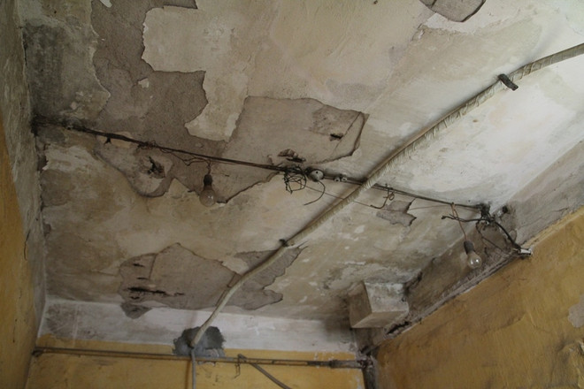 Khu nhà tập thể trong lòng Hà Nội: Vừa đi vệ sinh vừa... đội nón ảnh 2