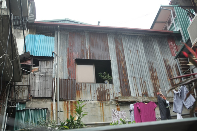 Khu nhà tập thể trong lòng Hà Nội: Vừa đi vệ sinh vừa... đội nón ảnh 3