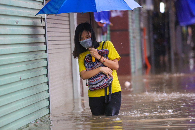 Hà Nội: Chợ nhà Xanh lại ngập sâu sau cơn mưa bão như thác đổ ảnh 15
