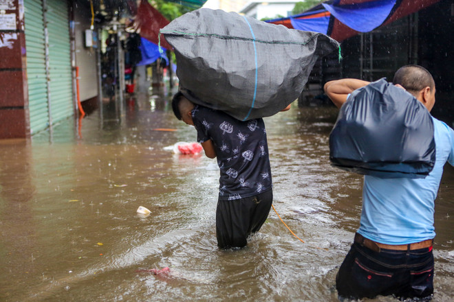 Hà Nội: Chợ nhà Xanh lại ngập sâu sau cơn mưa bão như thác đổ ảnh 9