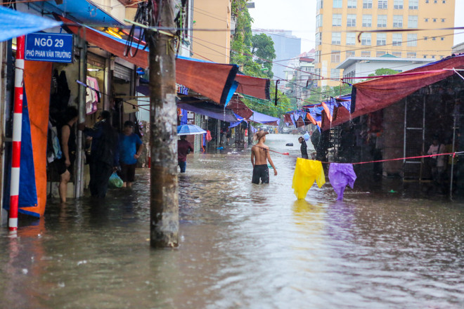 Hà Nội: Chợ nhà Xanh lại ngập sâu sau cơn mưa bão như thác đổ ảnh 5