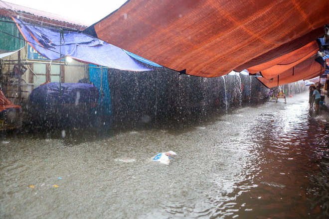 Hà Nội: Chợ nhà Xanh lại ngập sâu sau cơn mưa bão như thác đổ ảnh 7