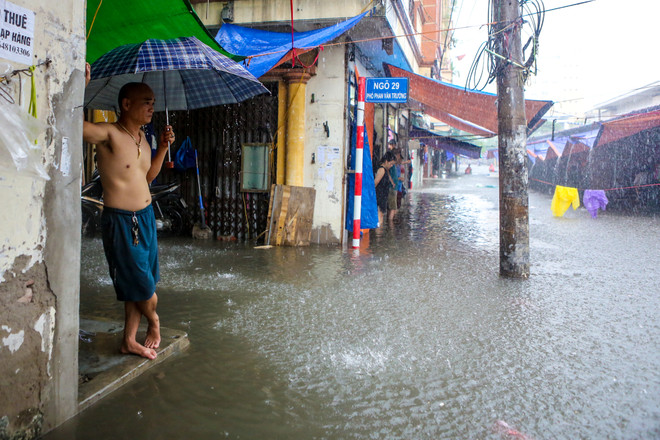 Hà Nội: Chợ nhà Xanh lại ngập sâu sau cơn mưa bão như thác đổ ảnh 12