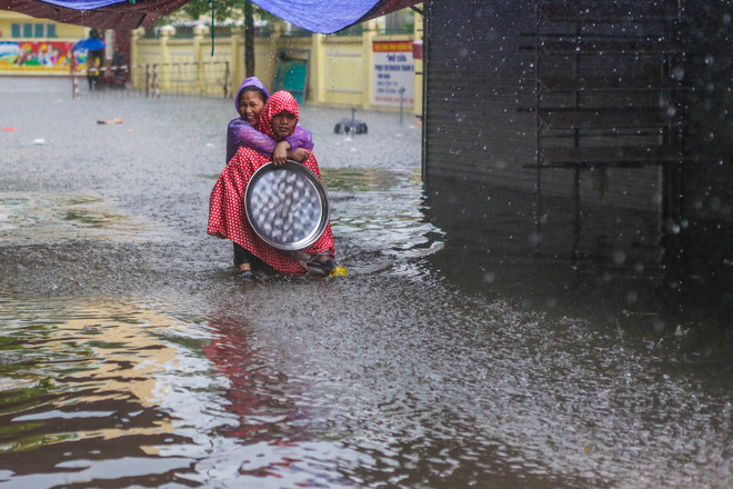 Hà Nội: Chợ nhà Xanh lại ngập sâu sau cơn mưa bão như thác đổ ảnh 14