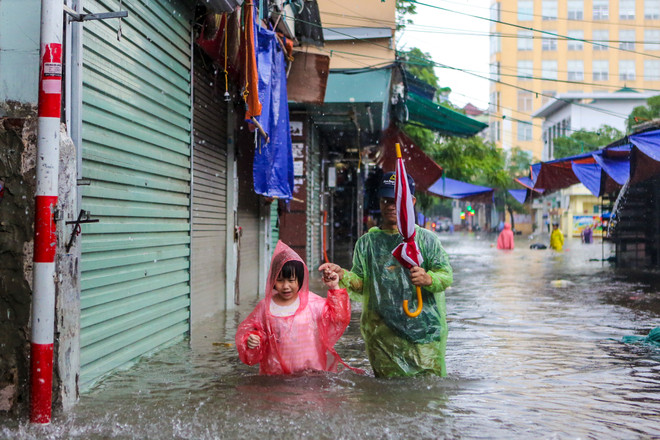 Hà Nội: Chợ nhà Xanh lại ngập sâu sau cơn mưa bão như thác đổ ảnh 1