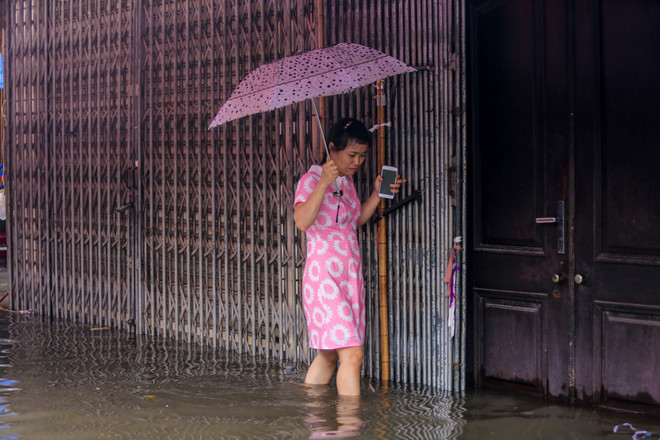 Hà Nội: Chợ nhà Xanh lại ngập sâu sau cơn mưa bão như thác đổ ảnh 16