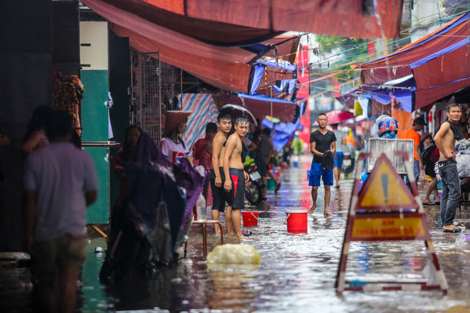 Hà Nội: Chợ nhà Xanh lại ngập sâu sau cơn mưa bão như thác đổ ảnh 17