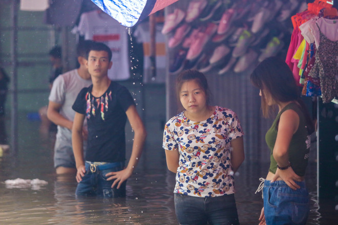 Hà Nội: Chợ nhà Xanh lại ngập sâu sau cơn mưa bão như thác đổ ảnh 13