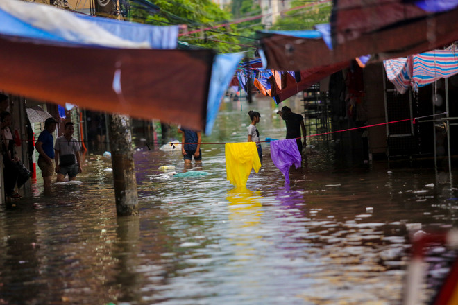Hà Nội: Chợ nhà Xanh lại ngập sâu sau cơn mưa bão như thác đổ ảnh 4