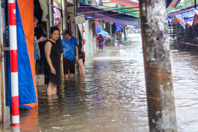 Hà Nội: Chợ nhà Xanh lại ngập sâu sau cơn mưa bão như thác đổ ảnh 11