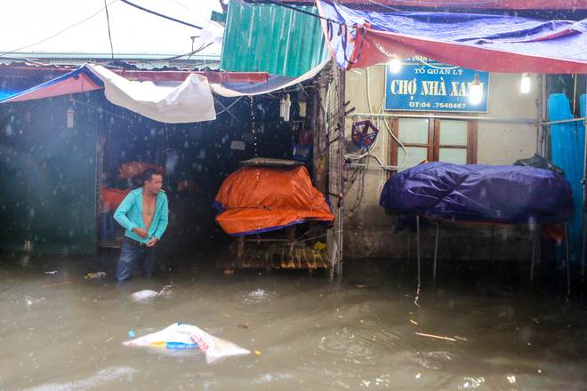 Hà Nội: Chợ nhà Xanh lại ngập sâu sau cơn mưa bão như thác đổ ảnh 3