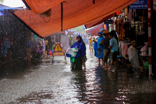 Hà Nội: Chợ nhà Xanh lại ngập sâu sau cơn mưa bão như thác đổ ảnh 10