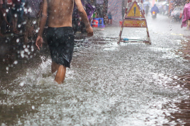 Hà Nội: Chợ nhà Xanh lại ngập sâu sau cơn mưa bão như thác đổ ảnh 6