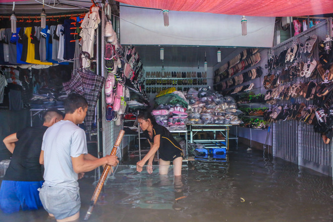 Hà Nội: Chợ nhà Xanh lại ngập sâu sau cơn mưa bão như thác đổ ảnh 8