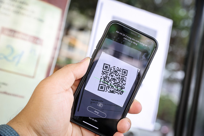 Ảnh minh hoạ. (Ảnh: Minh Sơn/Vietnam+) Quét mã QR - 'chìa khoá' chống dịch khi nới lỏng giãn cách tại Thủ đô ảnh 2