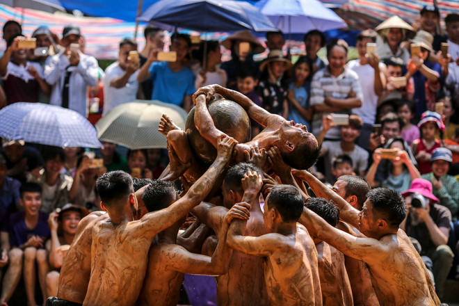 Trai làng 'thủy chiến' tranh cướp quả cầu nặng 20kg ở Bắc Giang ảnh 13