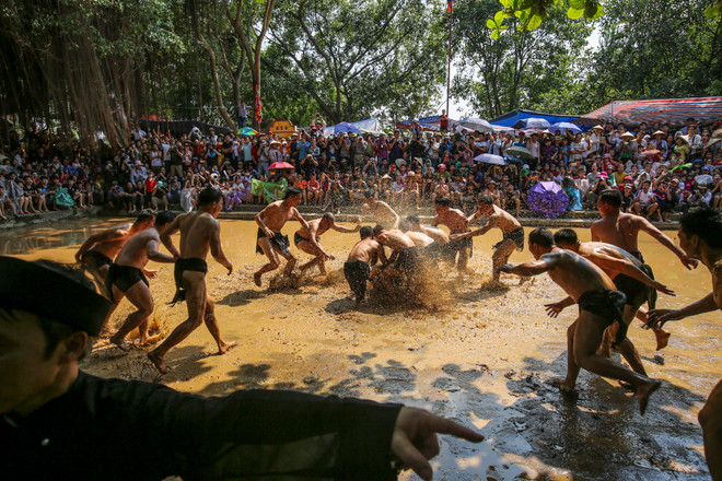 Trai làng 'thủy chiến' tranh cướp quả cầu nặng 20kg ở Bắc Giang ảnh 9