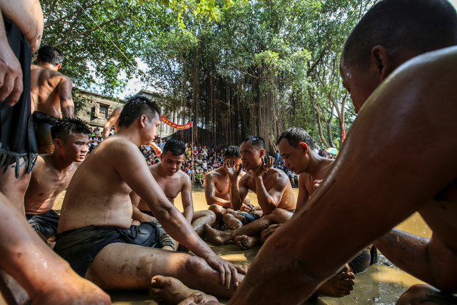 Trai làng 'thủy chiến' tranh cướp quả cầu nặng 20kg ở Bắc Giang ảnh 12