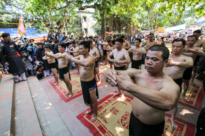 Trai làng 'thủy chiến' tranh cướp quả cầu nặng 20kg ở Bắc Giang ảnh 2