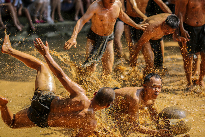 Trai làng 'thủy chiến' tranh cướp quả cầu nặng 20kg ở Bắc Giang ảnh 15