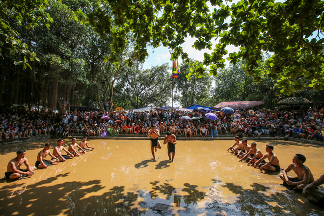 Trai làng 'thủy chiến' tranh cướp quả cầu nặng 20kg ở Bắc Giang ảnh 6