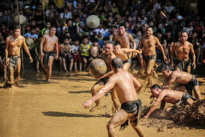 Trai làng 'thủy chiến' tranh cướp quả cầu nặng 20kg ở Bắc Giang ảnh 17