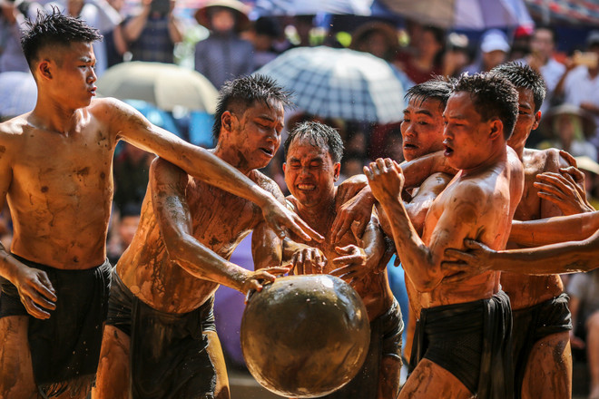 Trai làng 'thủy chiến' tranh cướp quả cầu nặng 20kg ở Bắc Giang ảnh 1