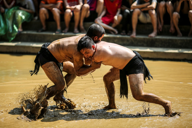 Trai làng 'thủy chiến' tranh cướp quả cầu nặng 20kg ở Bắc Giang ảnh 8
