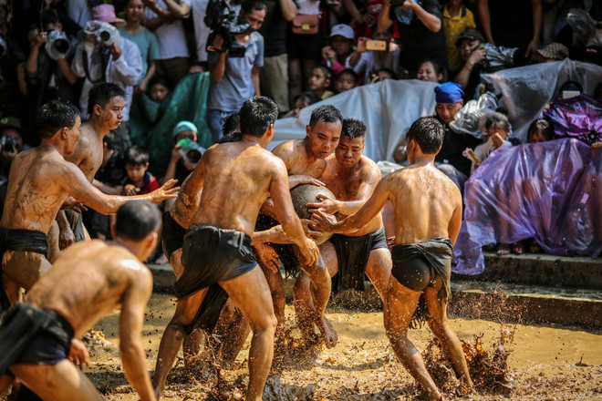 Trai làng 'thủy chiến' tranh cướp quả cầu nặng 20kg ở Bắc Giang ảnh 14