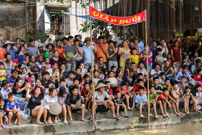 Trai làng 'thủy chiến' tranh cướp quả cầu nặng 20kg ở Bắc Giang ảnh 7