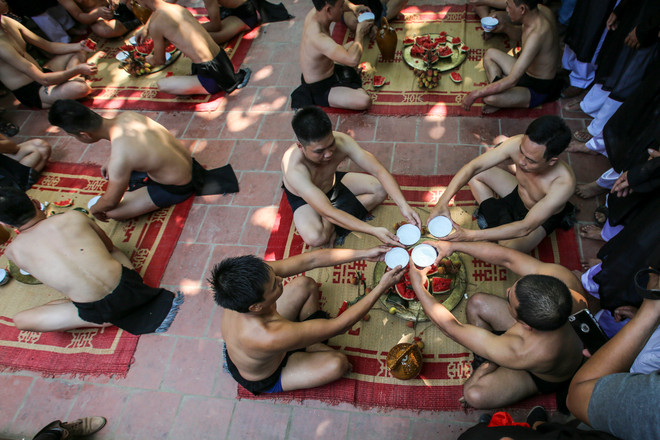 Trai làng 'thủy chiến' tranh cướp quả cầu nặng 20kg ở Bắc Giang ảnh 3