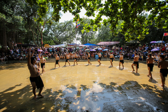 Trai làng 'thủy chiến' tranh cướp quả cầu nặng 20kg ở Bắc Giang ảnh 5