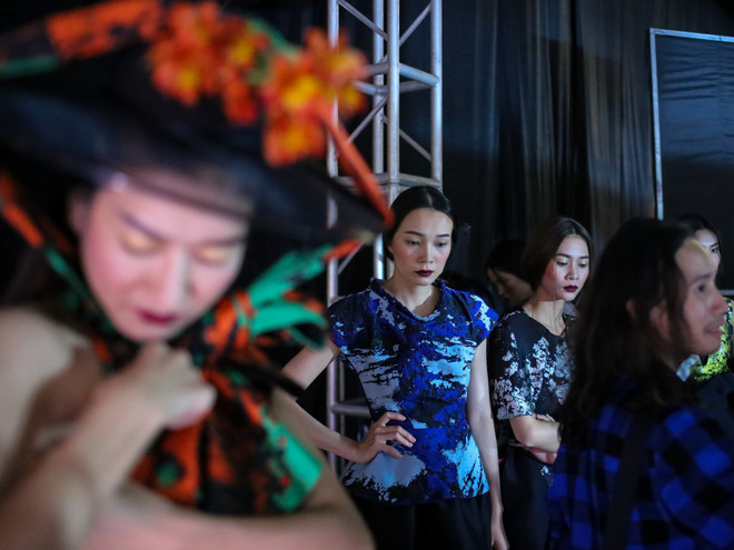 Cận cảnh những mệt mỏi, đớn đau phía sau ánh đèn catwalk hào nhoáng ảnh 1