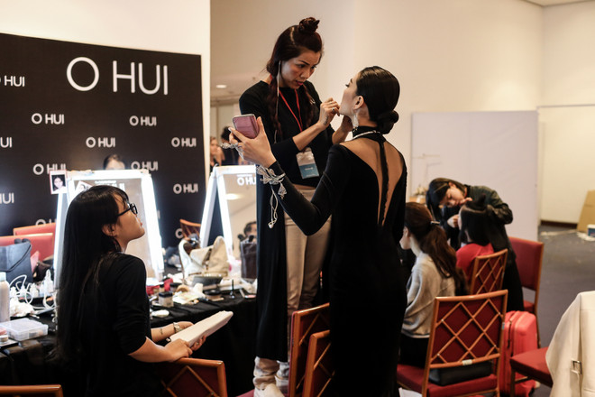 Cận cảnh những mệt mỏi, đớn đau phía sau ánh đèn catwalk hào nhoáng ảnh 3