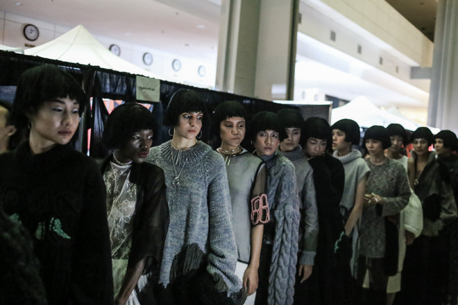 Cận cảnh những mệt mỏi, đớn đau phía sau ánh đèn catwalk hào nhoáng ảnh 10