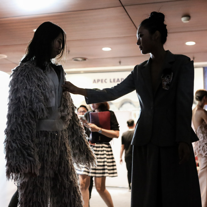 Cận cảnh những mệt mỏi, đớn đau phía sau ánh đèn catwalk hào nhoáng ảnh 9